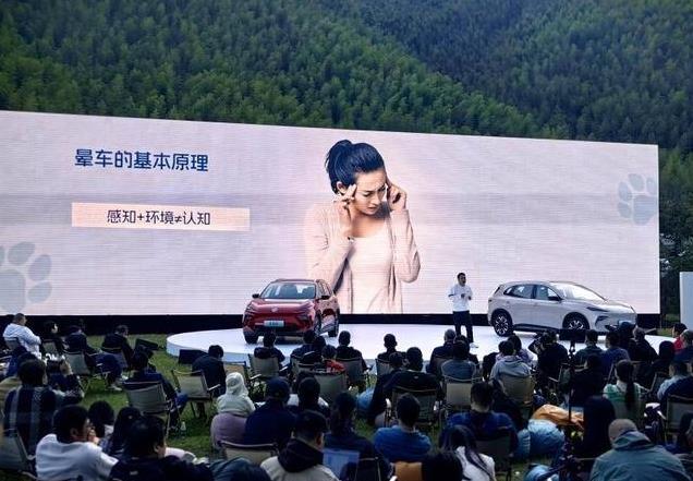 首搭防眩晕系统比海外价便宜一半MG ES5上市低至9.99万元起