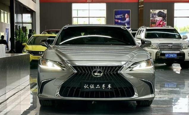 2022款雷克萨斯ES200，2.9万公里，适合追求舒适驾乘体验的人士！