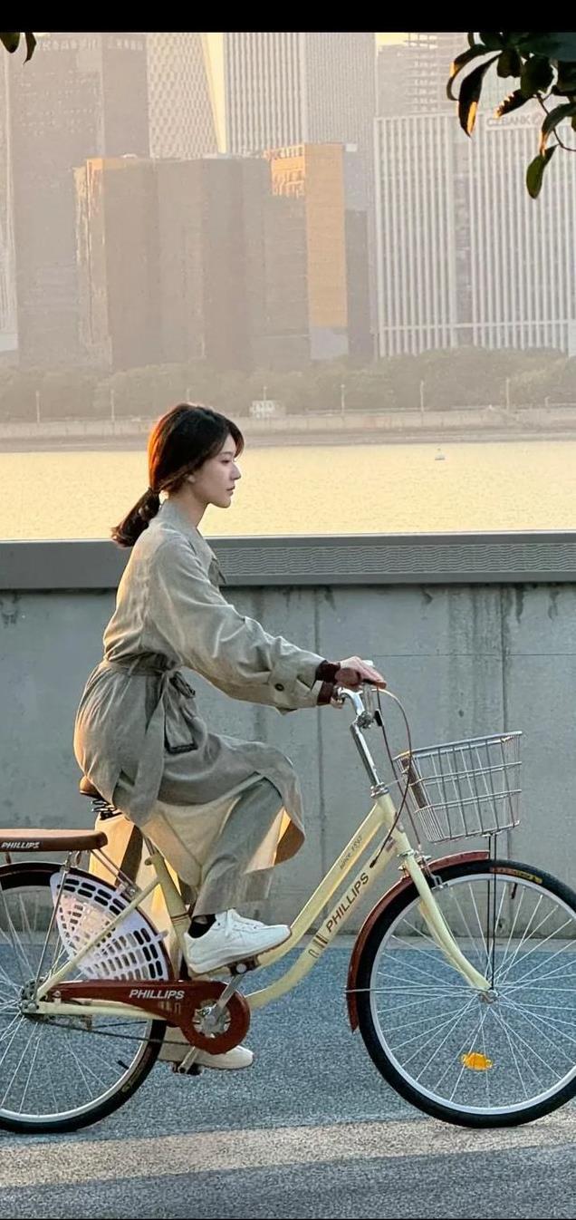 偶遇钱塘江骑单车的赵露思,穿着风衣的低马尾姐姐,好温柔