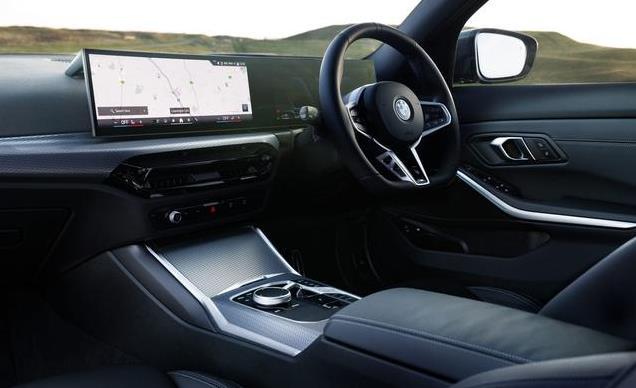 2025宝马 330e 混合动力车评测——更大的电池