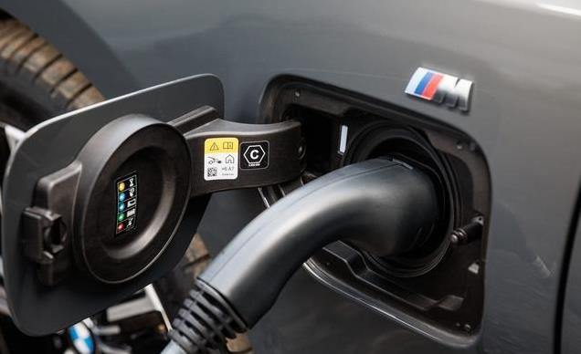 2025宝马 330e 混合动力车评测——更大的电池