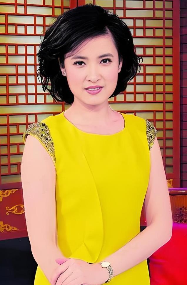 21岁进央视，爷爷外公都是名人，工作30年零失误，高挑漂亮又优秀