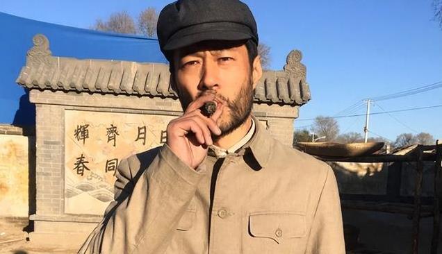 谭凯：因演技太好被误认为是日本人，51岁仍未婚，和老母相依为命