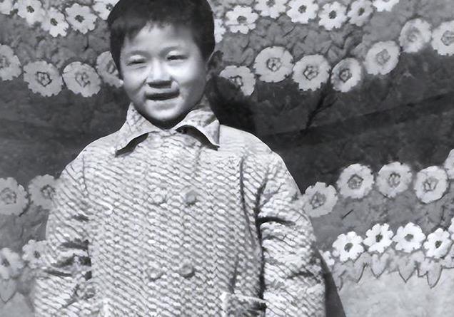 谭凯：因演技太好被误认为是日本人，51岁仍未婚，和老母相依为命