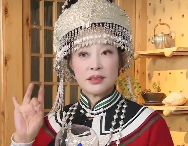 74岁刘晓庆现身洛杉矶，真显年轻，飙金句“不靠颜值要靠才华”