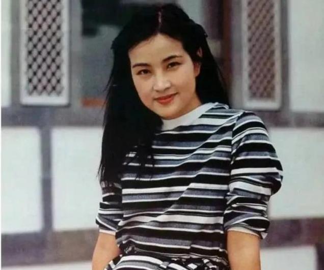 74岁刘晓庆现身洛杉矶，真显年轻，飙金句“不靠颜值要靠才华”