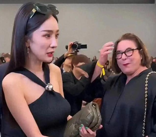 巴黎偶遇女星杨幂，本人超漂亮，脸小腿长衣品好就是太瘦了