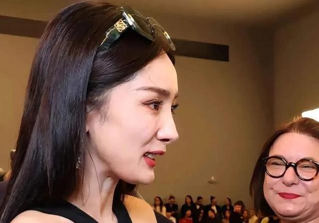 巴黎偶遇女星杨幂，本人超漂亮，脸小腿长衣品好就是太瘦了