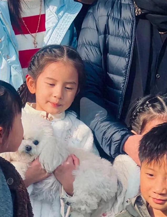 郭富城女儿正面照曝光，长得好漂亮啊，像妈妈方媛