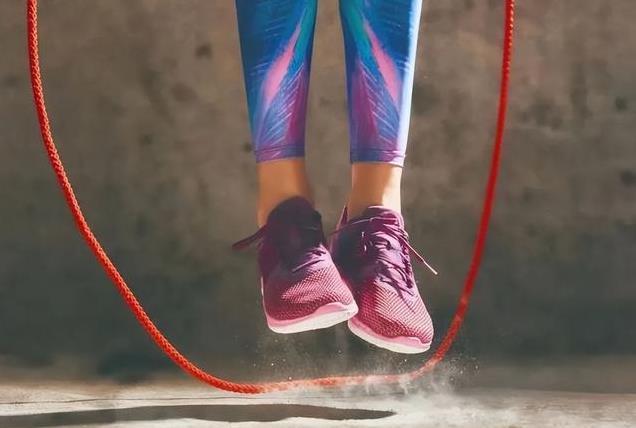 上海一女士为减肥，坚持每天跳绳500下，半年后她的身材如何了？