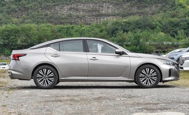 合资“掀桌子”了！中级车降到12.78万，油耗6.5L，比帕萨特舒适