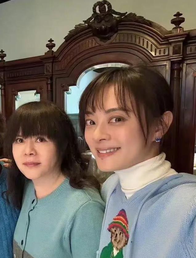 孙俪晒婴儿照温馨回忆，母女同框似姐妹，儿子长大与她“撞脸”