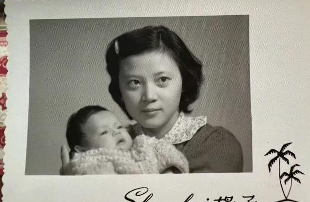 孙俪晒婴儿照温馨回忆，母女同框似姐妹，儿子长大与她“撞脸”