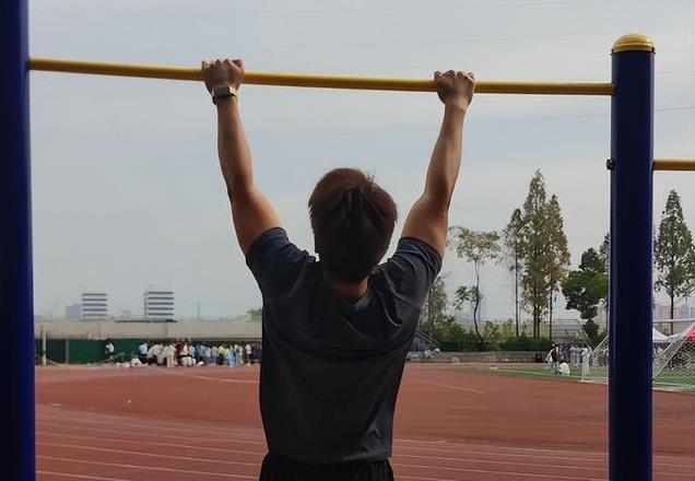 53岁大叔挑战引体向上，半年后体检报告惊人！身体变得如何了？