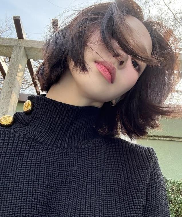柳智敏素颜照震撼曝光！浓妆背后的天生丽质，清新自然美翻全网！