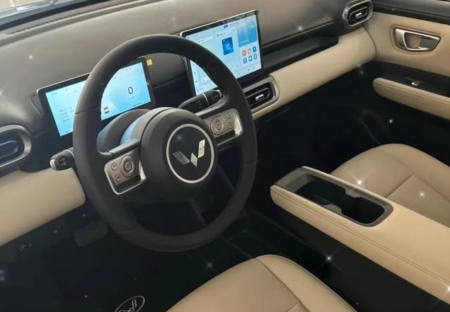 6万预算选车难?埃安UT与五菱缤果PLUS对比,哪个更适合年轻人?