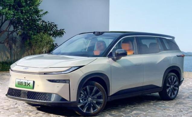 10万起买丰田bZ3X电动SUV，外观时尚动力强大，真的值得吗？