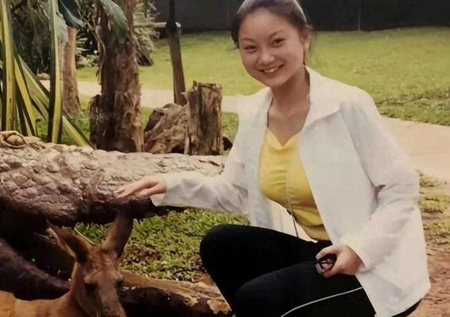 张艺谋74岁，陈婷43岁，岁月雕刻24年婚姻，背后故事不为人知！