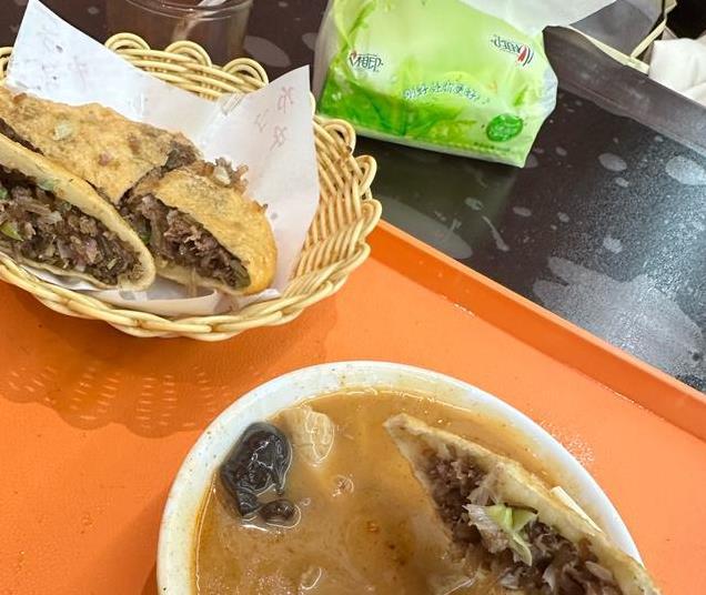 南阳美食大揭秘：一口入魂的方城烩面，辣味十足的胡辣汤！