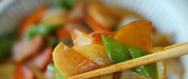 春天食欲不振？这道五花肉炒杂蔬，4种蔬菜融合，鲜香扑鼻！
