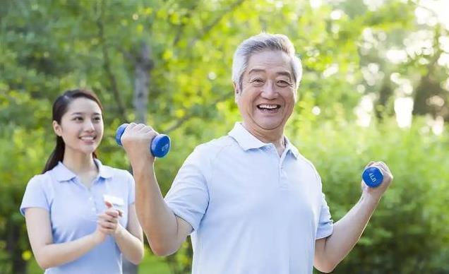 60岁后运动要谨慎！医生提醒：避免这4种致命错误，保命更重要
