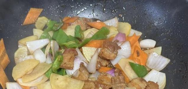 春天食欲不振？这道五花肉炒杂蔬，4种蔬菜融合，鲜香扑鼻！