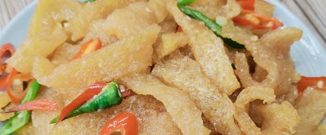 猪皮这样炒Q弹又入味，搭配洋葱辣椒超下饭，学会这招家人都夸香