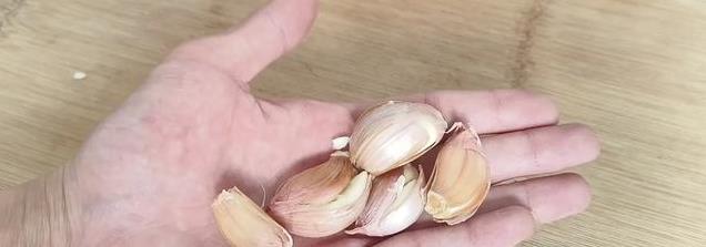 苹果加大蒜蒸一蒸，竟能缓解感冒？老一辈的“神奇”土方法