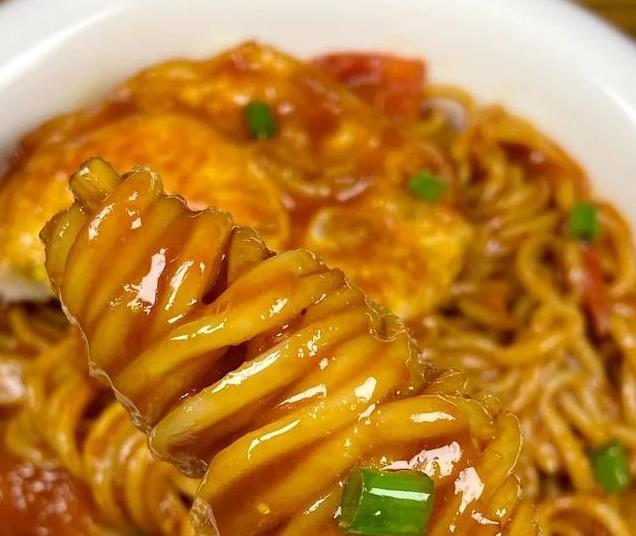 下班后15分钟搞定！这道番茄鸡蛋焖面比泡面还简单，味道超乎想象