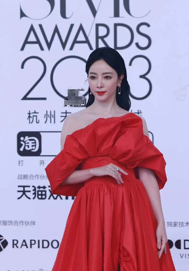 李思思央视离职后首露面 一袭红裙走红毯优雅大方