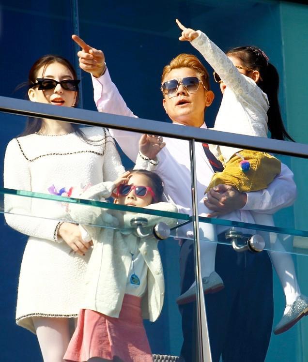 方媛说郭富城是抱娃高手天王嫂方媛深夜晒全家福秀恩爱2