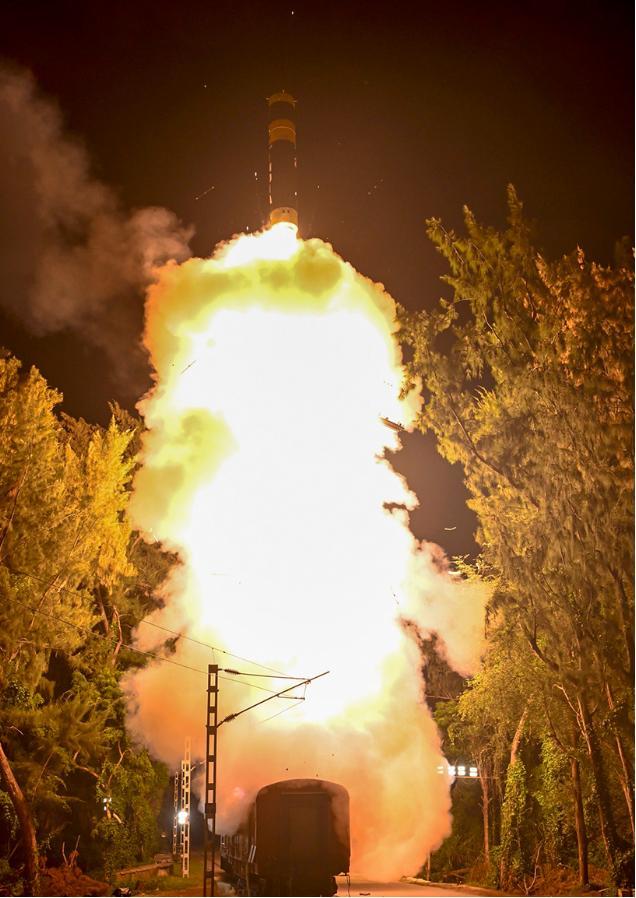 印度首次成功发射轨道式移动平台导弹 射程达2000公里