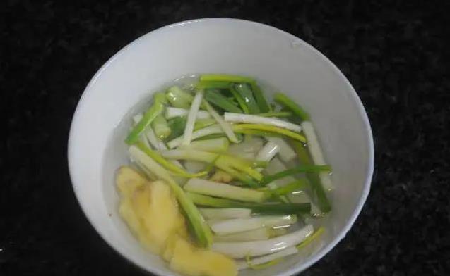 过年一道菜秒杀全场，避风塘炒虾五分钟上手，你家餐桌缺它吗？