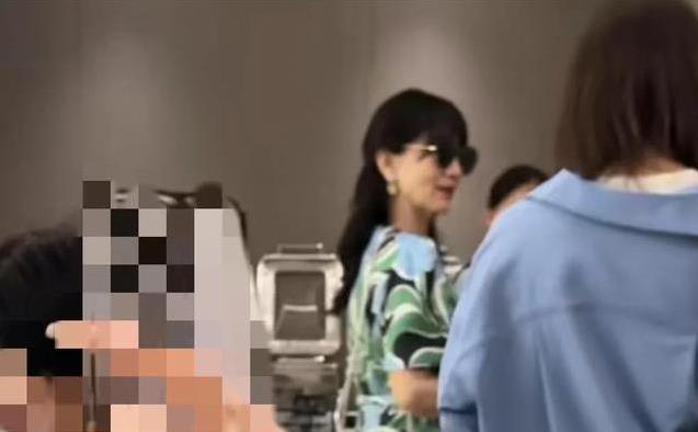 72岁赵雅芝机场吃泡面，瘦得像纸片人，拼劲为何这么猛？