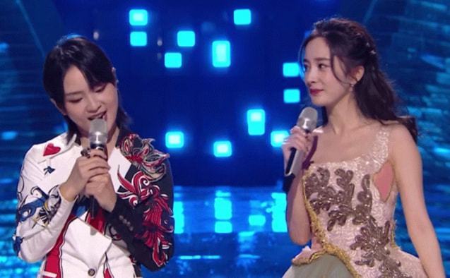 杨幂周笔畅跨年合唱《小幸运》，牵手、对视，又甜又飒