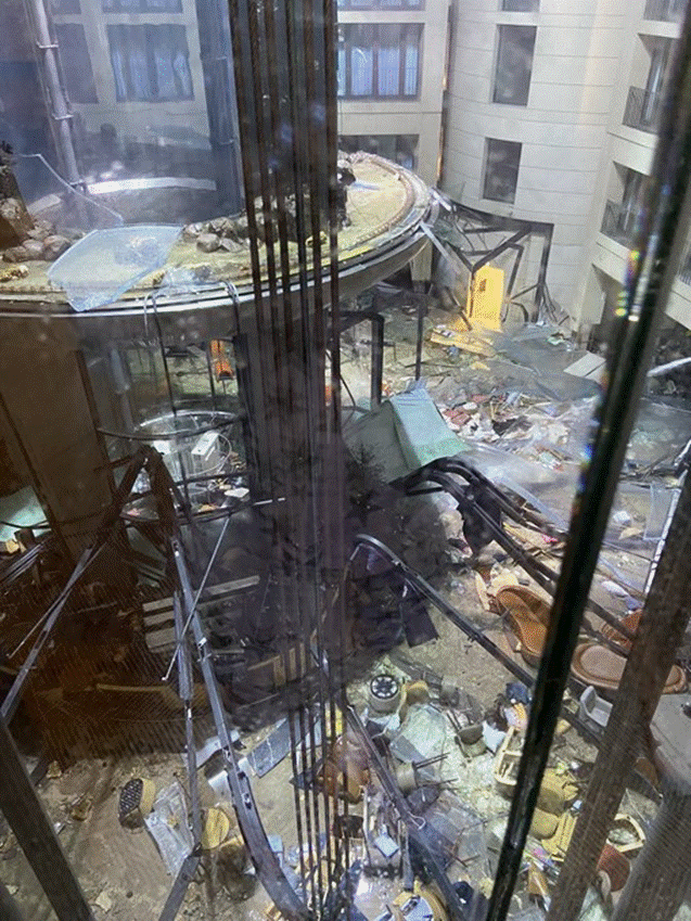世界最大独立圆柱体水族馆爆裂 100万升水夹杂着碎片涌出街道