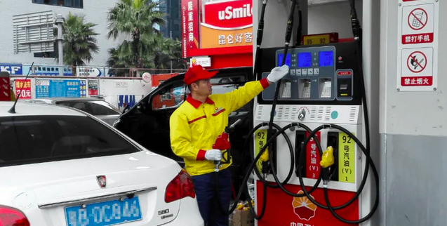 “三连跌”后：油价涨破上调红线元旦后成品油价或上涨 快去加油