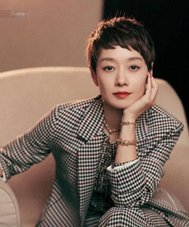 马伊琍怼脸直拍状态 中年女星的时尚挑战