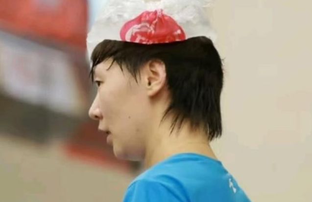 太拼了!王楚钦头顶冰袋 观赛的孙颖莎汗流浃背