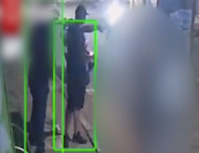 巴西一男子街头与人交谈时遭枪击 对方连开三枪男子倒地身亡
