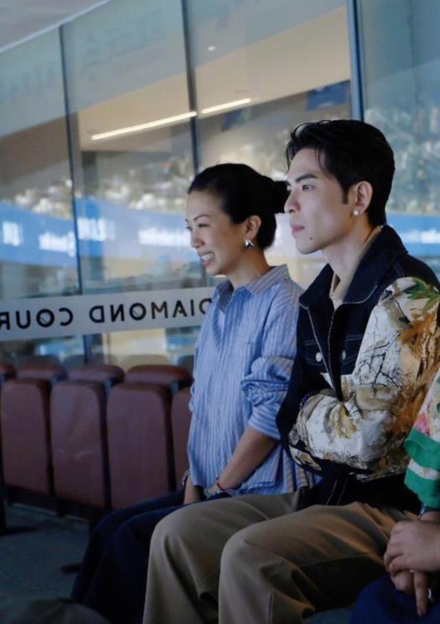 萧敬腾低调吃铁板烧,林有慧紧搂不放手,14岁年龄差咋这么甜?