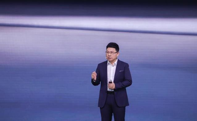 问界M8惊艳亮相，科技SUV新王者，续航1526公里够狠？
