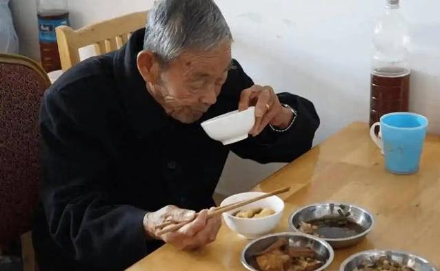 胃不好每天难受，4种早餐养胃神器，你吃对了吗？