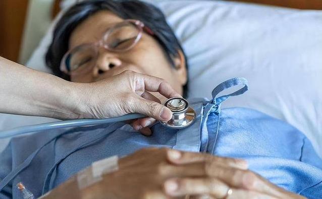 心脏最怕的不是熬夜，医生揭秘三件事，件件都在偷走健康
