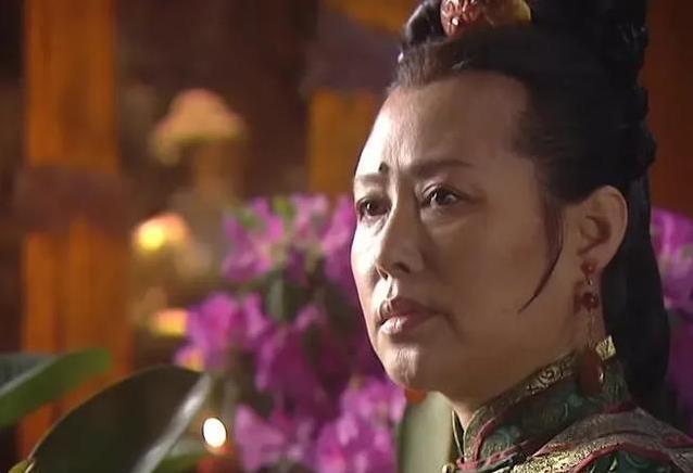 斯琴高娃75岁坐飞机被围观，摘眼镜露真容，她回国是要接新戏？