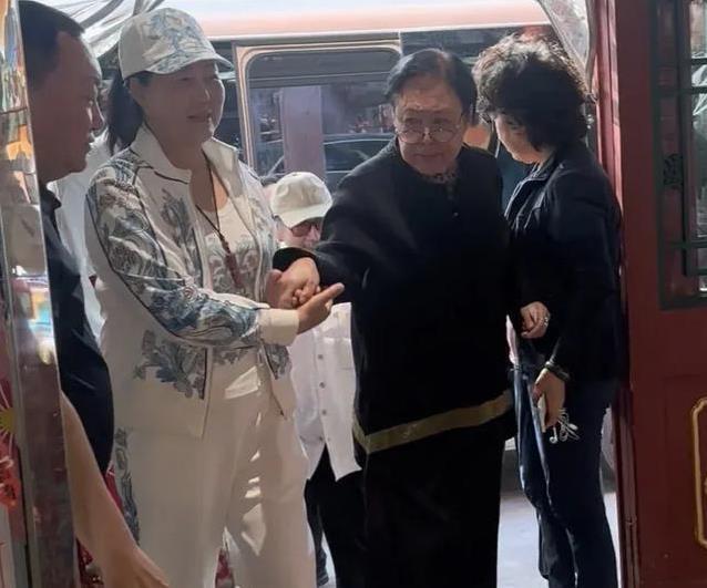 斯琴高娃75岁坐飞机被围观，摘眼镜露真容，她回国是要接新戏？