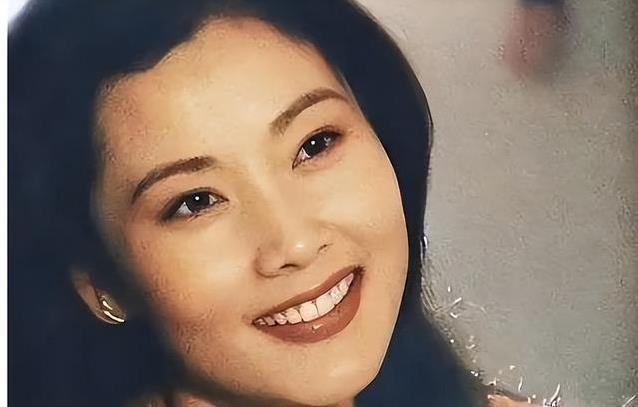 童年母亲抛弃她，父亲终身不娶护她，她凭啥成越剧天后？