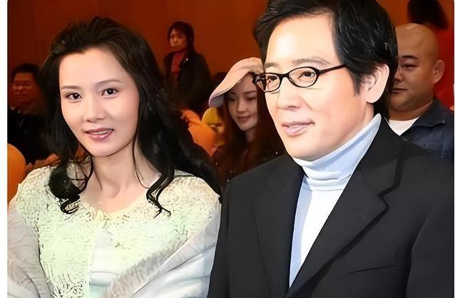 童年母亲抛弃她，父亲终身不娶护她，她凭啥成越剧天后？