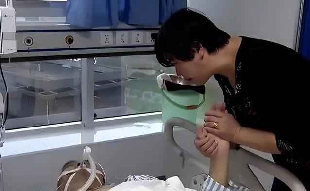 头晕说话不清不是小事，4个信号频现，脑出血或在敲门