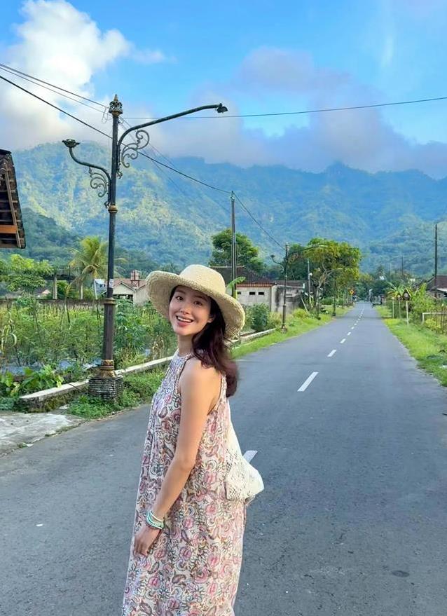 杨采钰怀孕还这么美？素颜度假照曝光，瑜伽身材惊艳众人